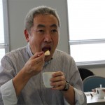 プリンを食べる浅野先生